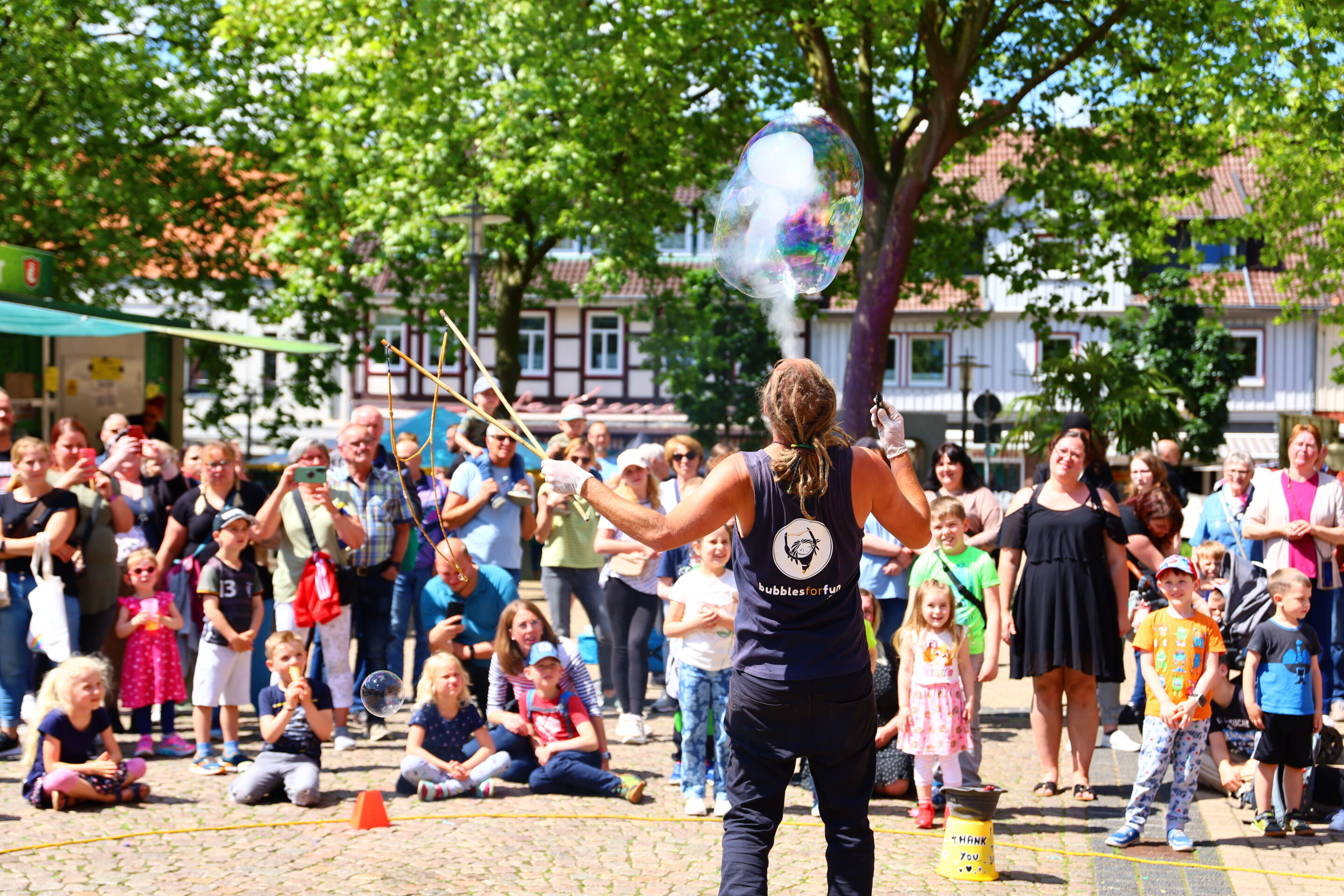 IMG_2809 ein man macht Seifenblasen vor einem Publikum