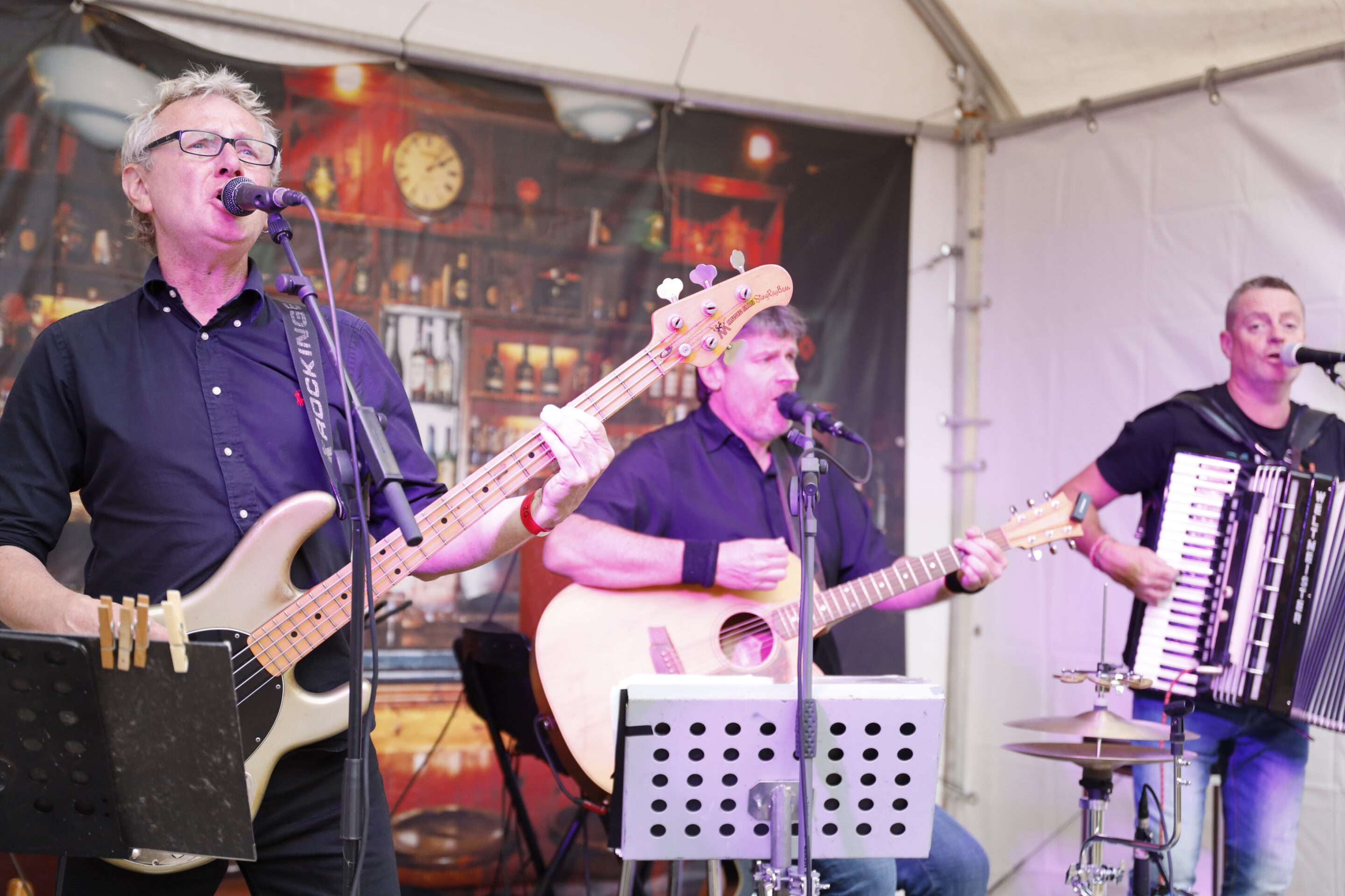 _MG_2890 eine Gruppe von Männern spielt Musik auf einer Bühne