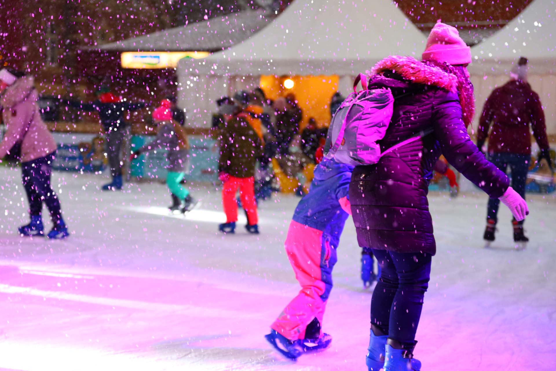 IMG_4482 Mutter mit Kind auf der Eisbahn