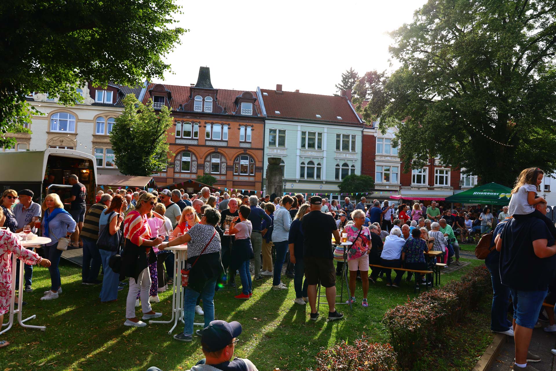 IMG_6218 Menschen am Veranstaltungsort am Jasperplatz