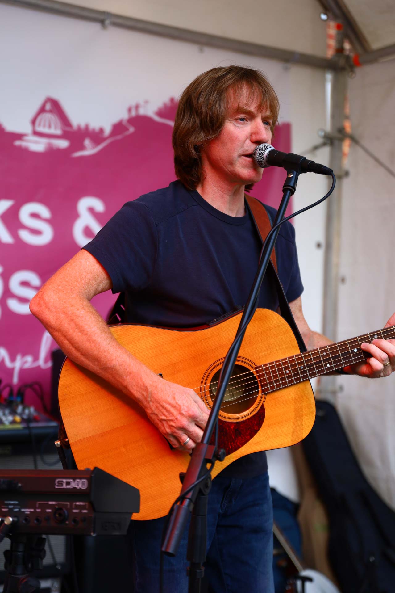 IMG_6228 Sänger Gerry Galvins auf der Bühne von Drinks & Songs