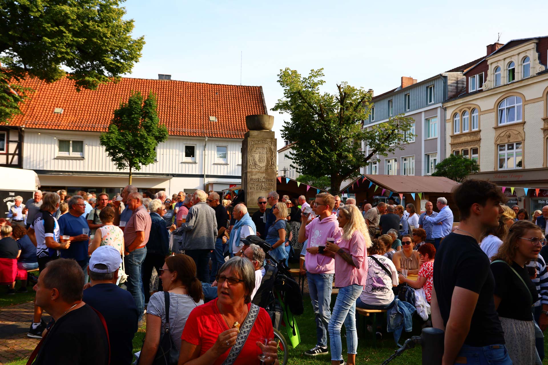IMG_6232 Menschen am Veranstaltungsort am Jasperplatz