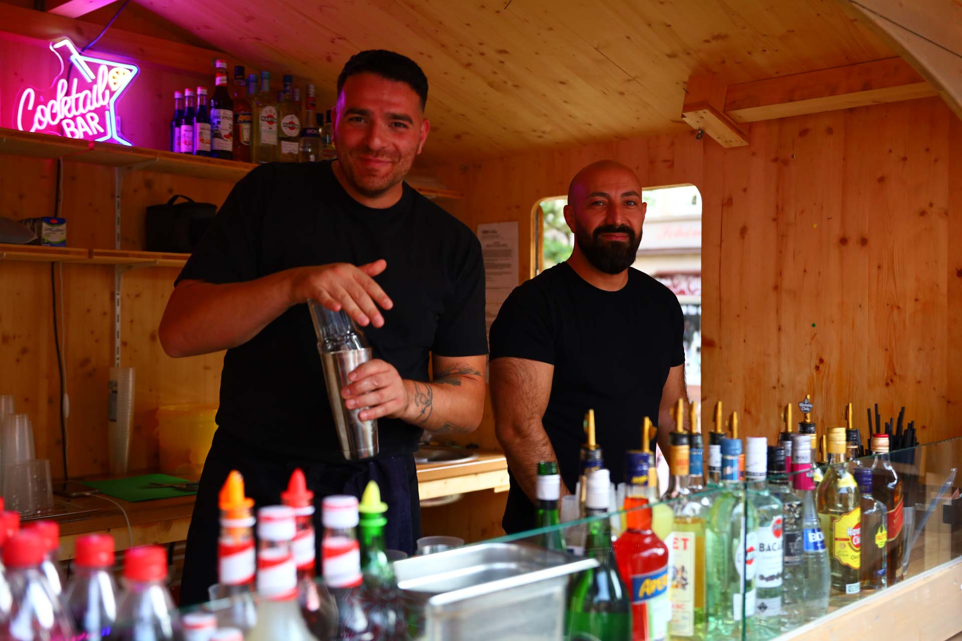 IMG_6246 Cocktailstand mit Mitarbeitern, die Getränke zubereiten
