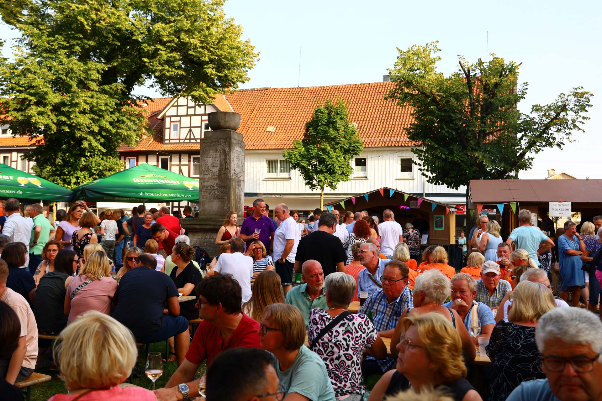 IMG_9001 Menschen am Veranstaltungsort am Jasperplatz