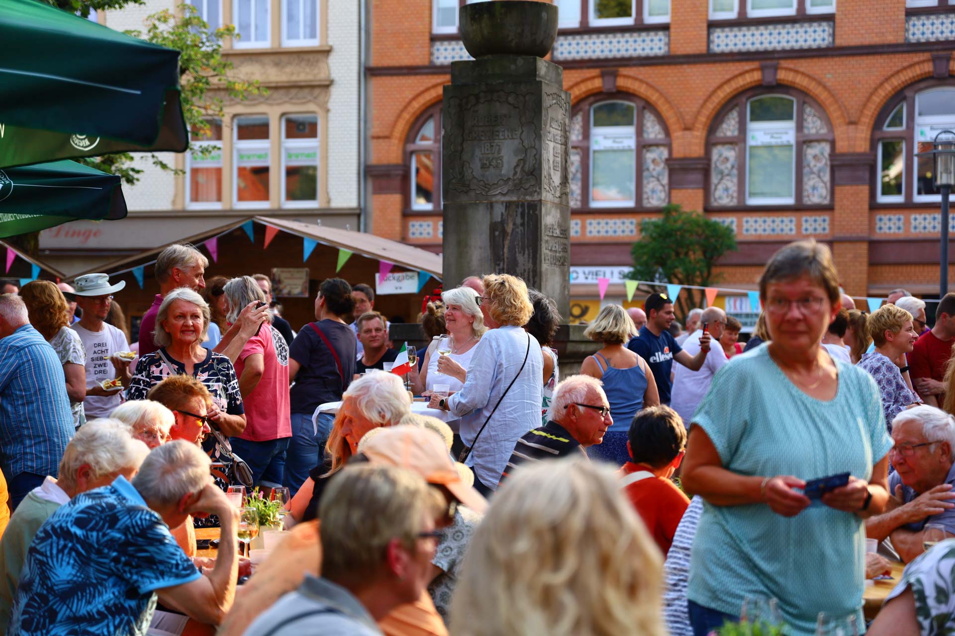 IMG_9008 Menschen am Veranstaltungsort am Jasperplatz