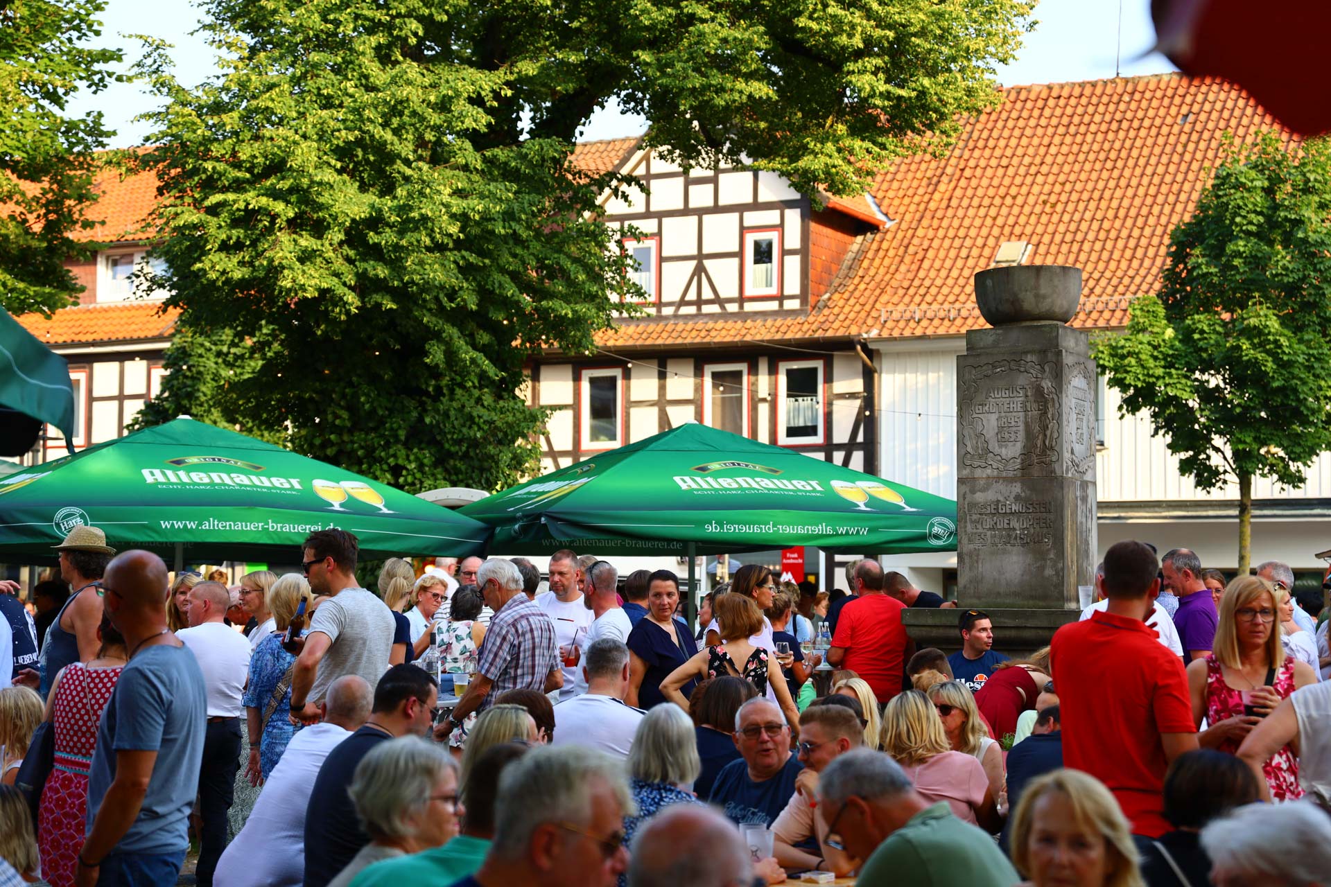 IMG_9077 Menschen am Veranstaltungsort am Jasperplatz