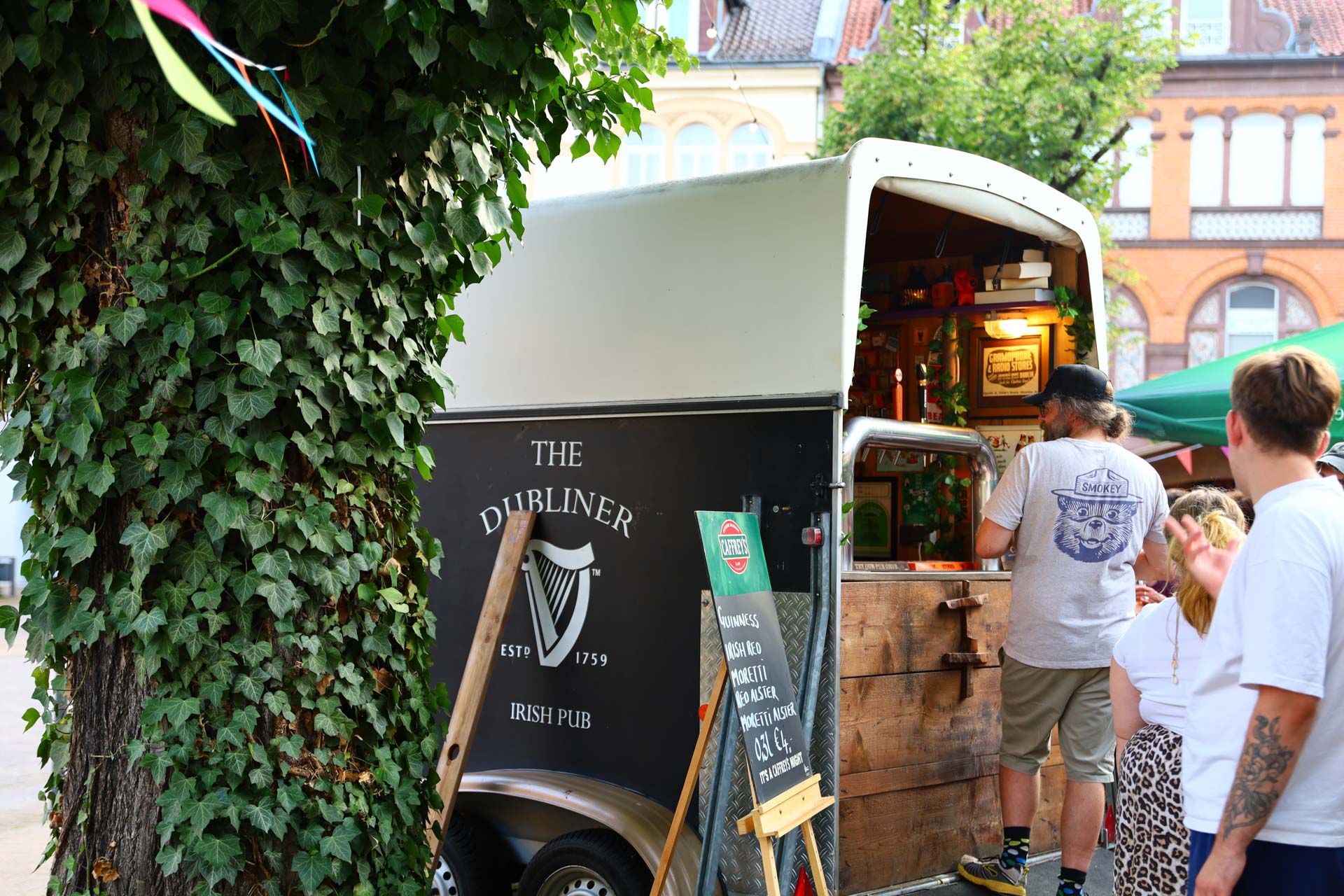 IMG_9178 Getränkestand im Pferdehänger mit Irischem Bier