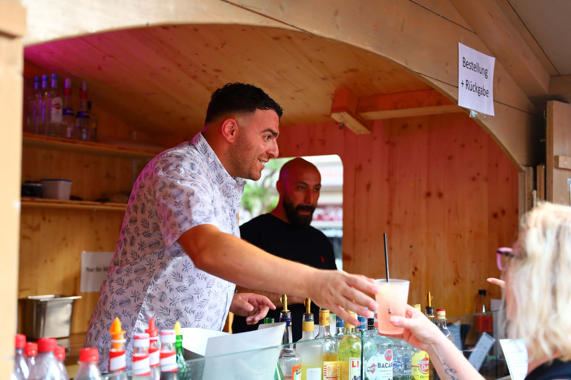 IMG_9232 Cocktailstand mit freundlichem Mitarbeiter, der ein Getränk ausgibt