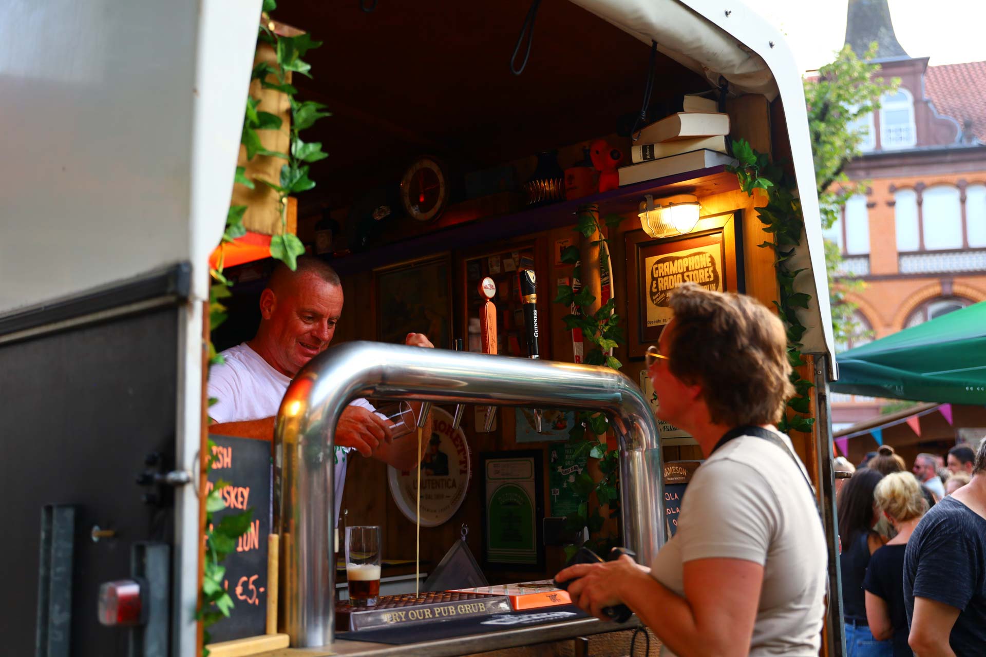 IMG_9239 Getränkestand im Pferdehänger mit Irischem Bier